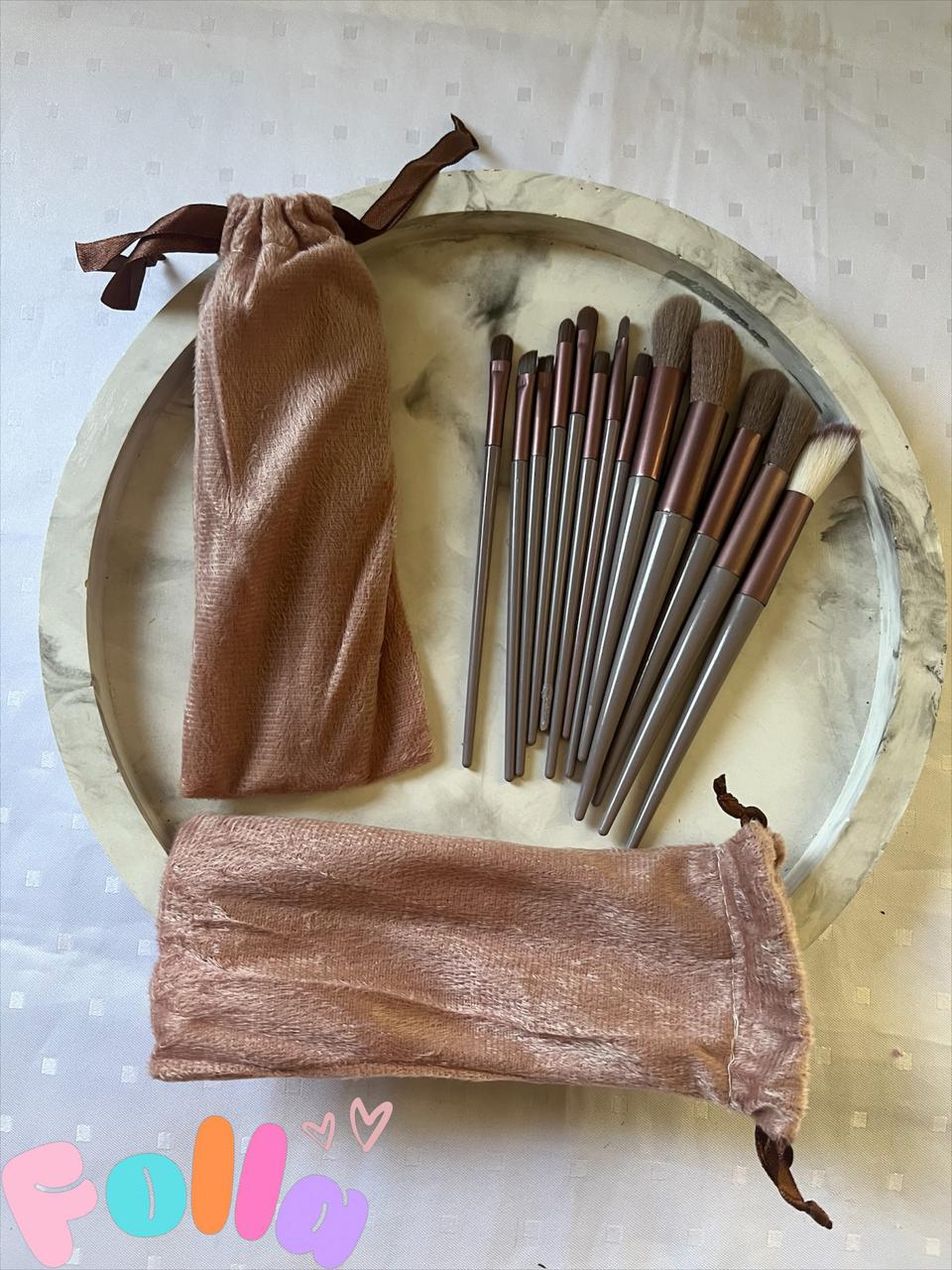 Pinceaux maquillage marron